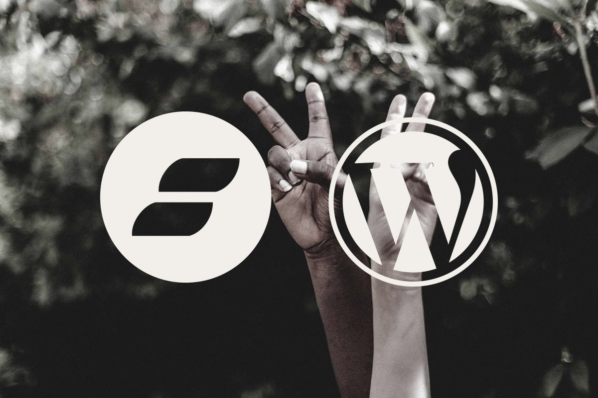 Zwei Hände bilden jeweils ein Peace-Zeichen im Vordergrund, im Hintergrund die Logos von Showit und WordPress.
